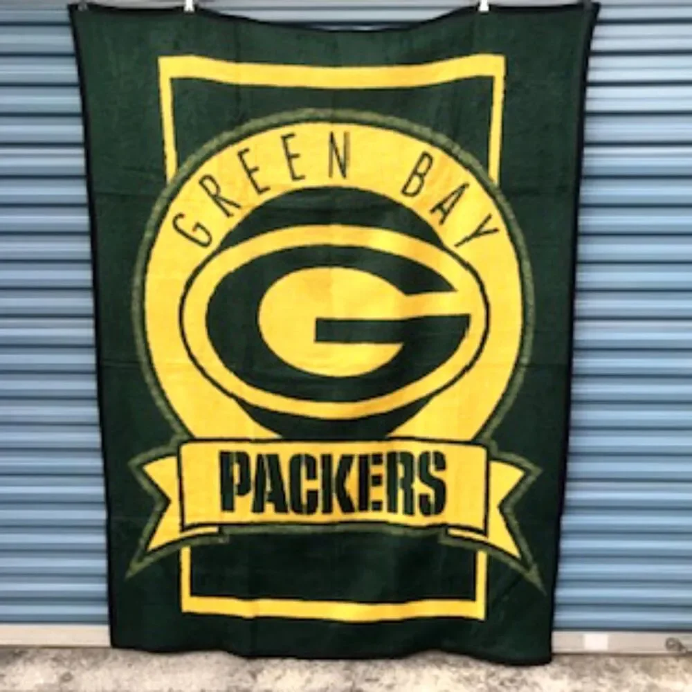 Green Bay Packers Size: 60'' x 80'' Cozy Plush Throw Blanket . New in Packaging